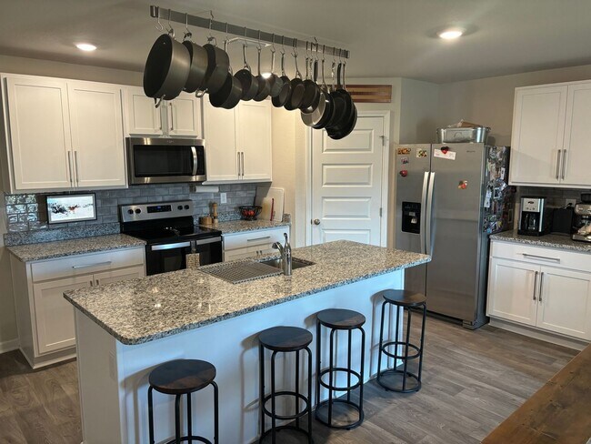 Foto del edificio - 4 Bedroom Single Family Home in Lillian