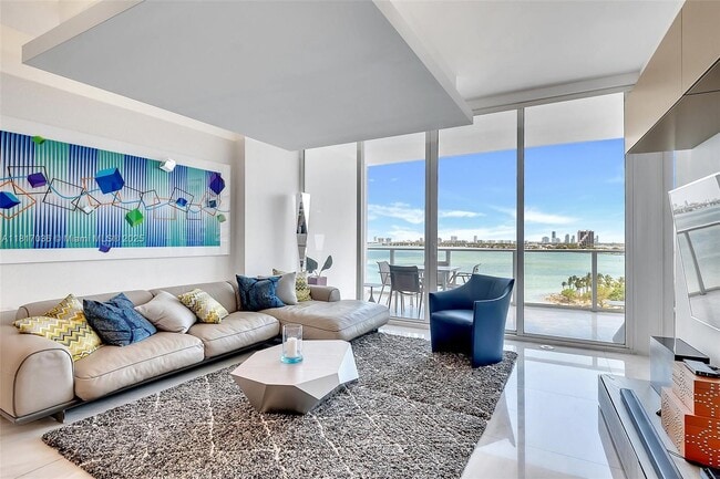 Building Photo - 2020 N Bayshore Dr