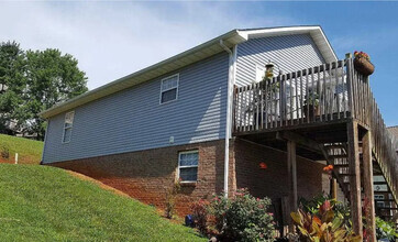 Building Photo - 1528 Patricia Holt Blvd