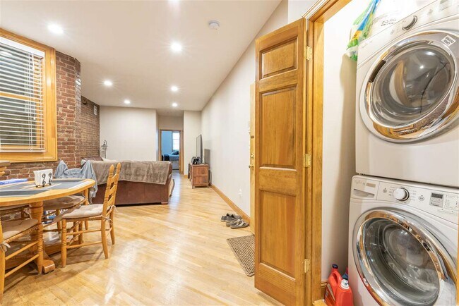 Building Photo - 1006 Washington St
