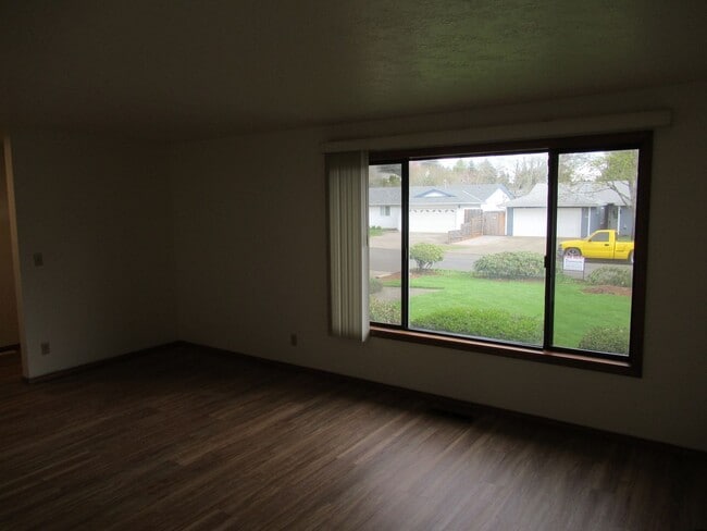 Foto del edificio - Large Three Bedroom in South Salem!