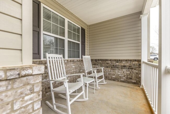 Building Photo - "Spacious 4-Bedroom Home with Granite Coun...