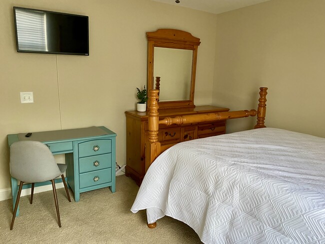 Guest bedroom 1 - 1924 Leighton Dr