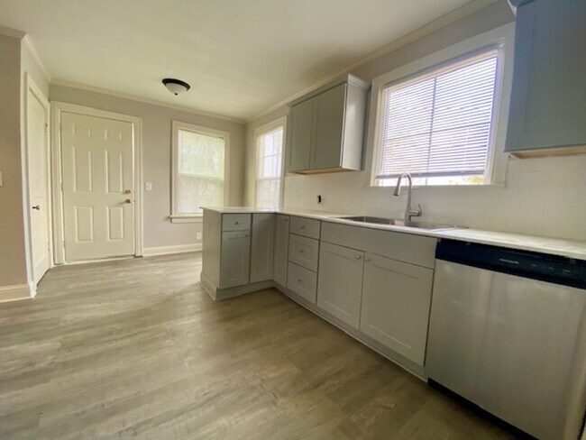 Building Photo - Coming Soon! Renovated 2 bedroom 1 Bath in...
