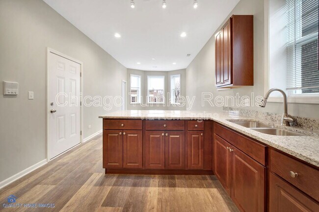 Foto del edificio - 2634 S Harding Ave