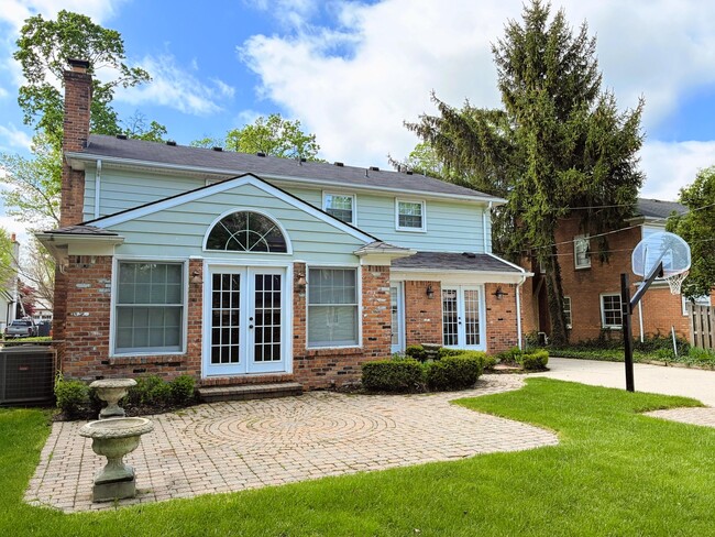 Building Photo - 669 Mohegan St