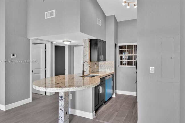 Building Photo - 2811 N Oakland Forest Dr