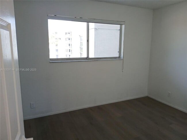 Foto del edificio - 8740 N Sherman Cir