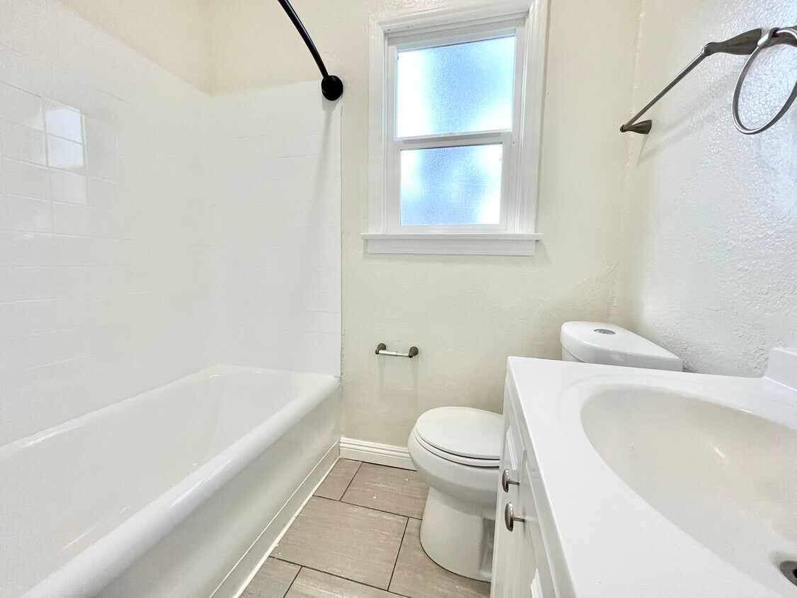 Building Photo - 704 W 54th St