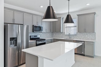 Building Photo - 758 SE Courances Dr