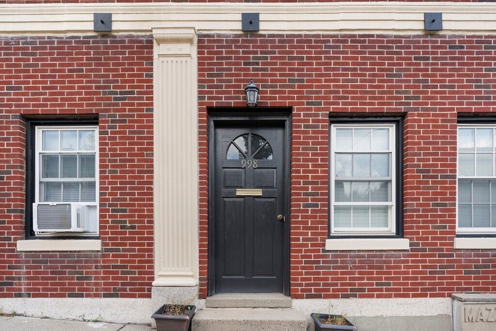 998 Chestnut St Unit 1, Newton, MA 02464 Room for Rent in Newton, MA
