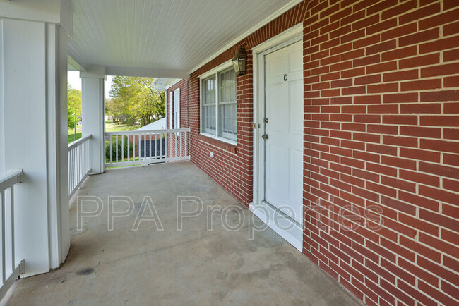 Building Photo - 2882 Willow Cove Dr