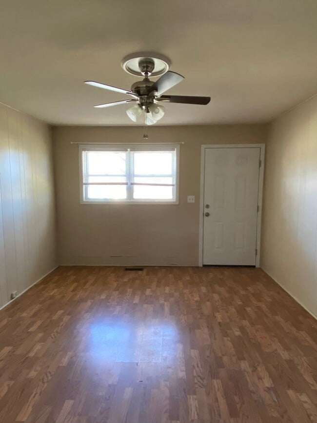 Building Photo - Adorable 2 bedroom, 1 bath duplex located ...