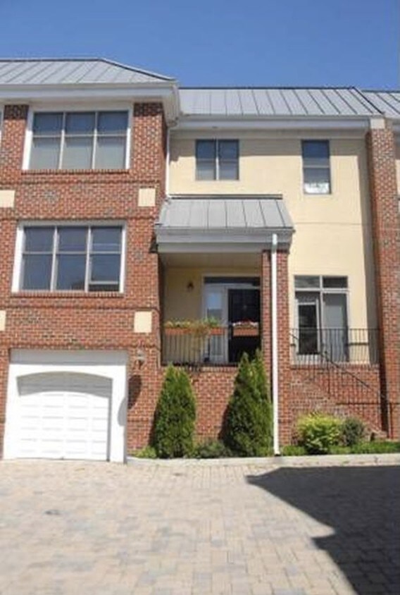 Primary Photo - 110 N 19th St