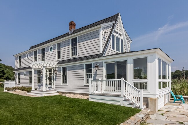 Building Photo - 157 Overshore Dr E