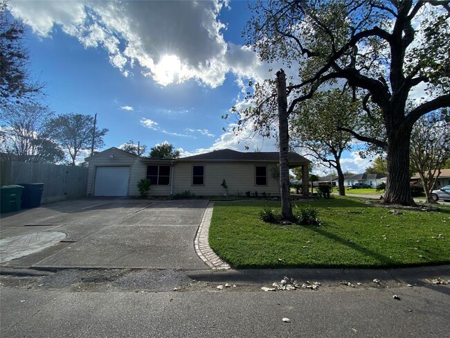 Building Photo - 1403 Aubert St