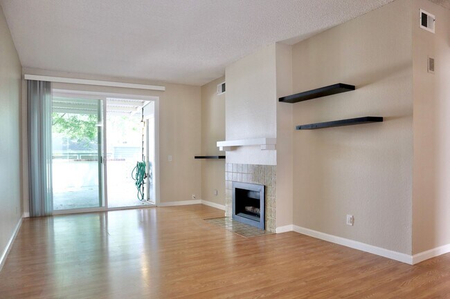 Building Photo - Charming condo in Fremont in a beautiful community – HUGE balcony!