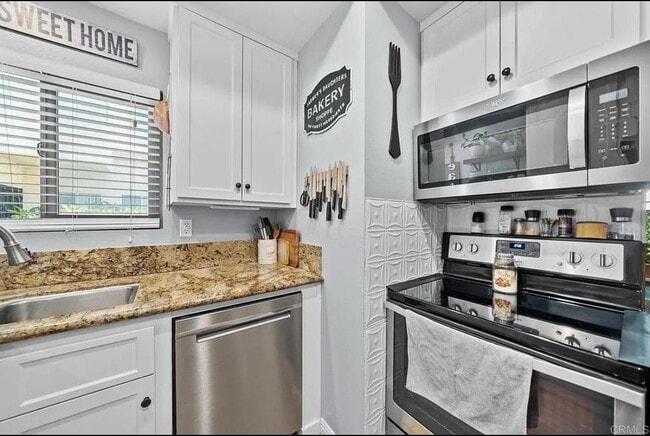 Building Photo - "Charming 1-Bedroom Apartment with Hardwoo...