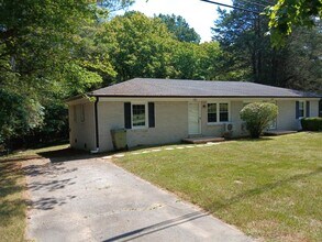 Building Photo - 121 Glenn Springs Rd