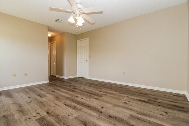 Foto del edificio - 3352 Bluestone Ave