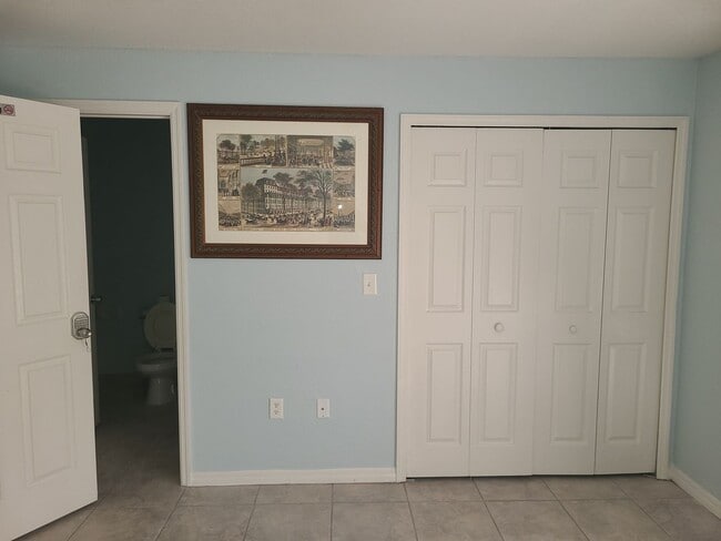 Building Photo - Room for rent. Bedroom and bathroom privat...