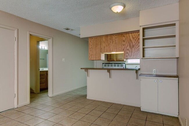 Building Photo - 2401 Brookridge Dr