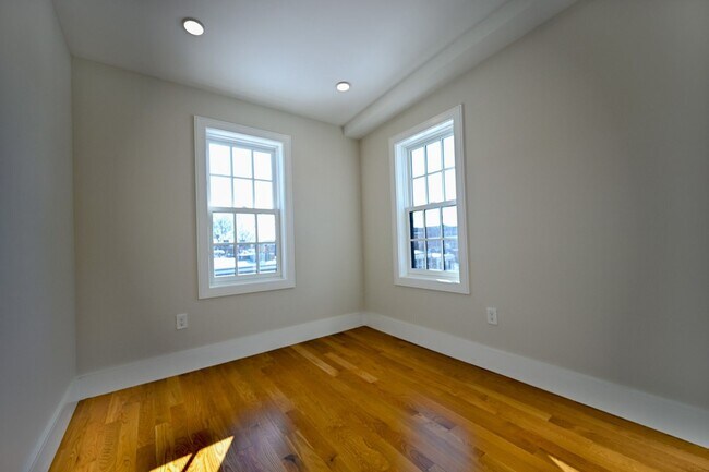 Foto del edificio - Brand New Penthouse in Bay Village, Central Heat/AC, In-Unit Washer and Dryer, Private Roof Deck