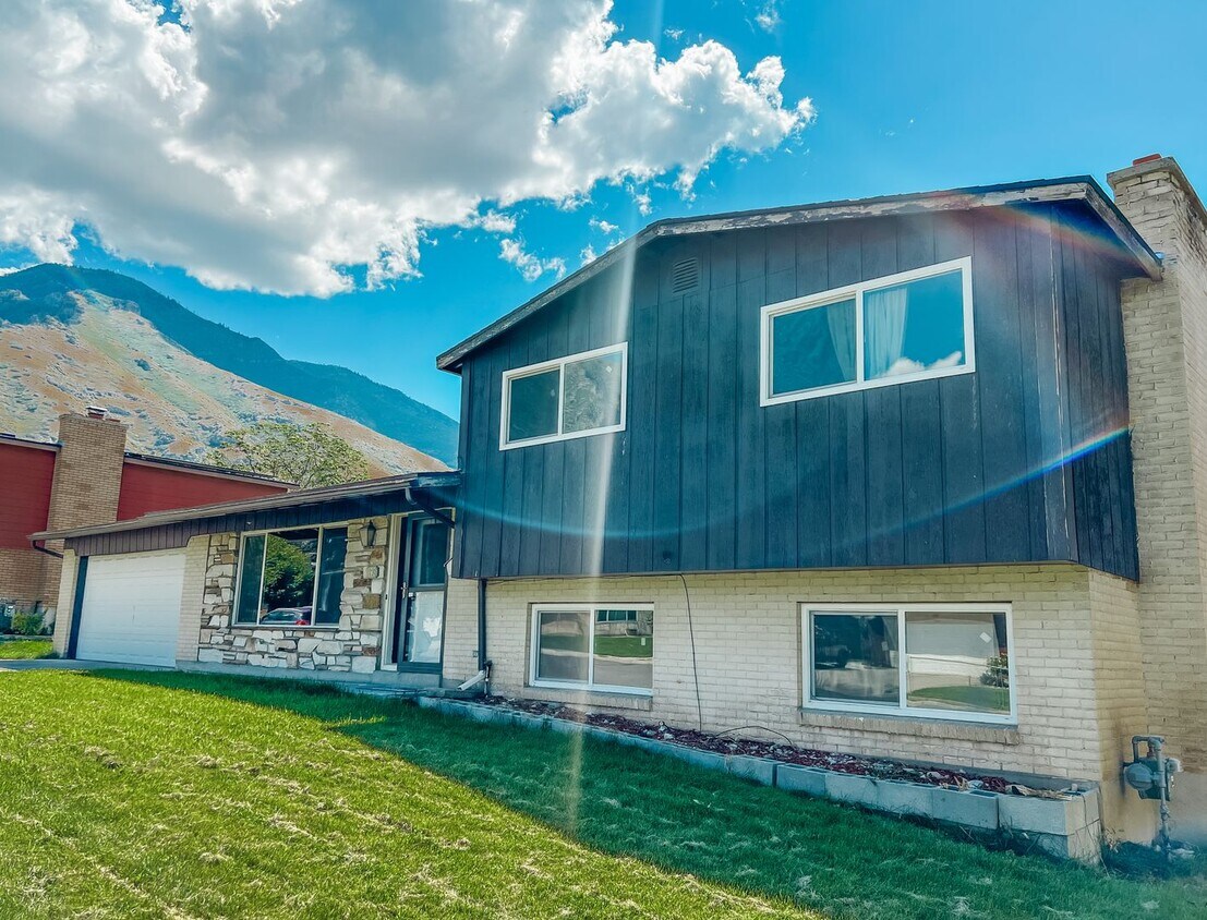 Primary Photo - 5 bed, 2.5 bath home by the Mountains