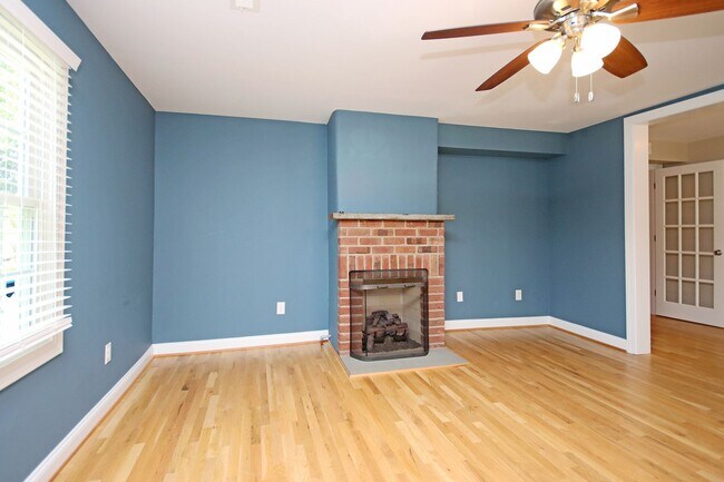 Building Photo - Spacious Downtown Home