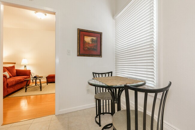 Vista desde el comedor a la sala de estar. - 2765 Lombard St