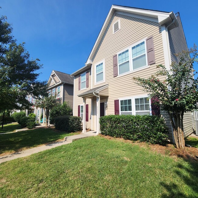 Building Photo - Spacious 2-Story House w/Double Garage For...