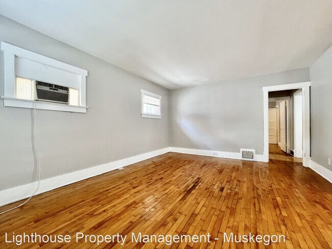 Building Photo - 2 br, 1 bath House - 870 E Isabella Ave