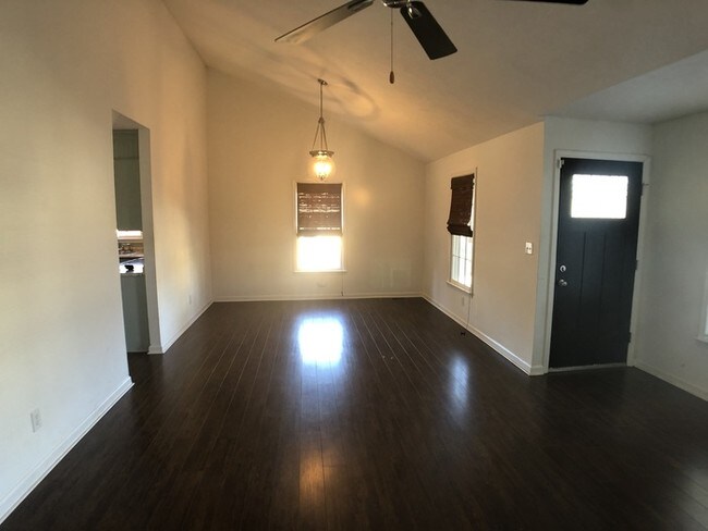 Building Photo - 302 W Clifton Ave