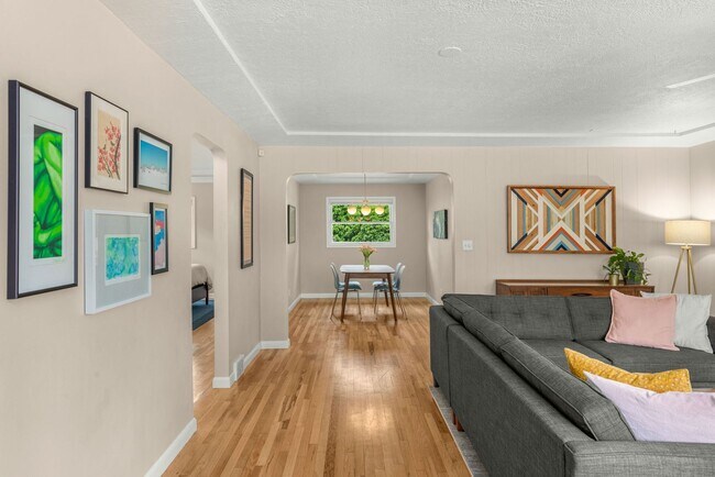 Foto del edificio - Classic Mid-Century Ranch with Large Yard,...
