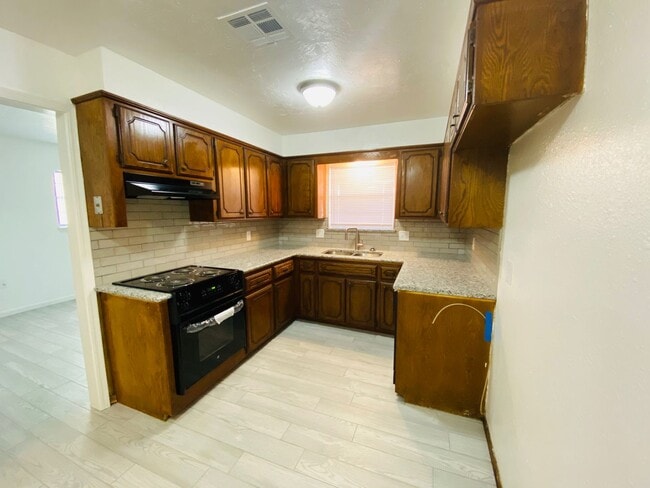 Building Photo - 305 S 5th St