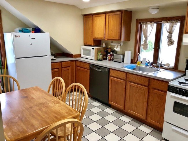 Building Photo - 34 Aquidneck Ave