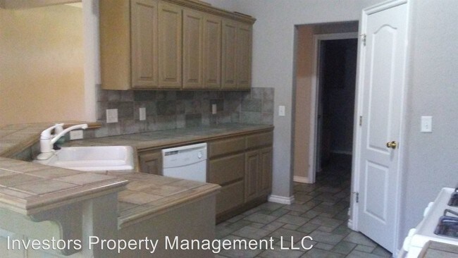 Foto del edificio - 4921 Cypress Lake Dr