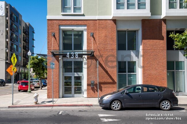 Foto del edificio - 438 W Grand Ave