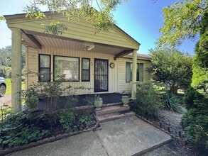 Building Photo - 102 Magnolia Dr