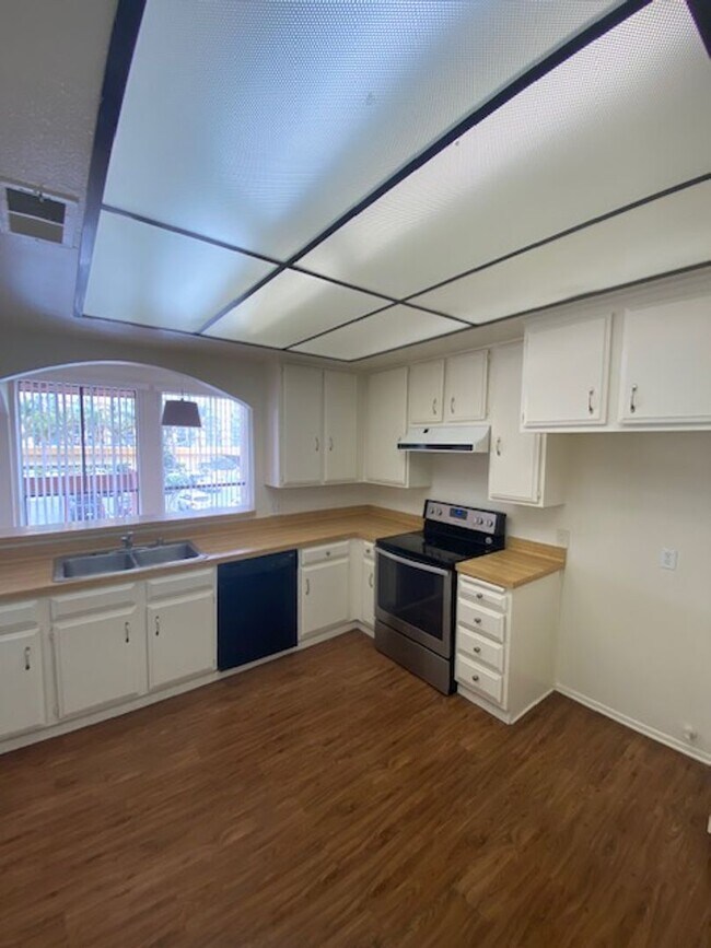 Building Photo - Ocean Front Living! 3 Bedroom Condo!!
