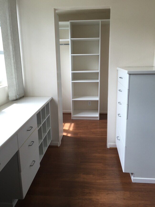 Building Photo - Manoa East - 2 bedroom - rarely available