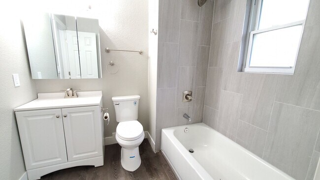 Foto del edificio - Beautifully updated home on Chippewa Road