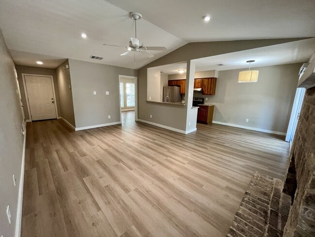 Foto del edificio - 4501 Dorsett Oaks Cir