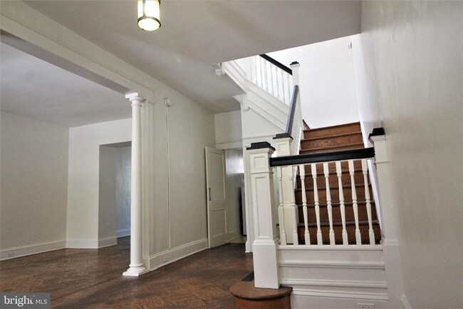 Building Photo - Newly Updated 4 Bedroom 1 Bath Townhome in...