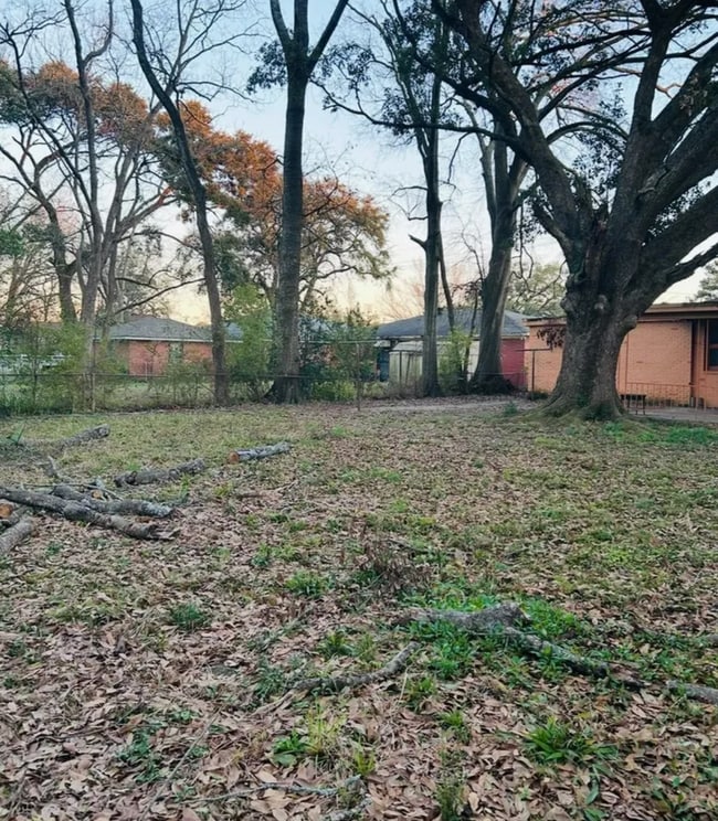 Building Photo - 4 bedrooms 1.5 baths