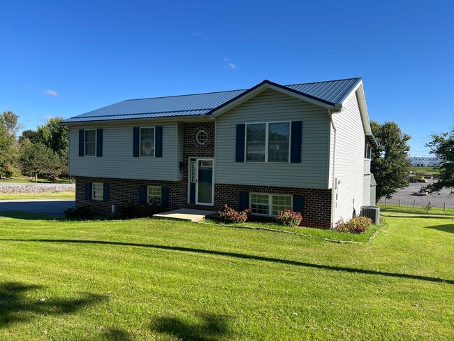 Foto del edificio - 3 bedroom 2 bathroom Home In Shippensburg PA!