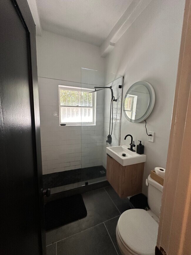 Foto del edificio - 325 W 3rd St