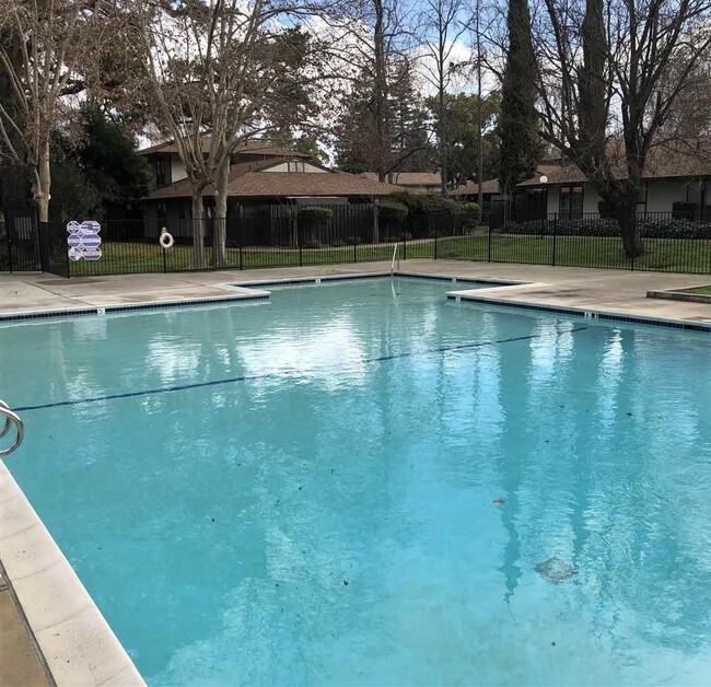 Foto del edificio - 5472 Roundtree Pl