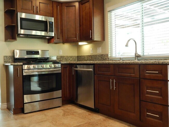 Foto del edificio - Beautiful 4 Bedroom 2.5 Bath Detached Home in Bonita