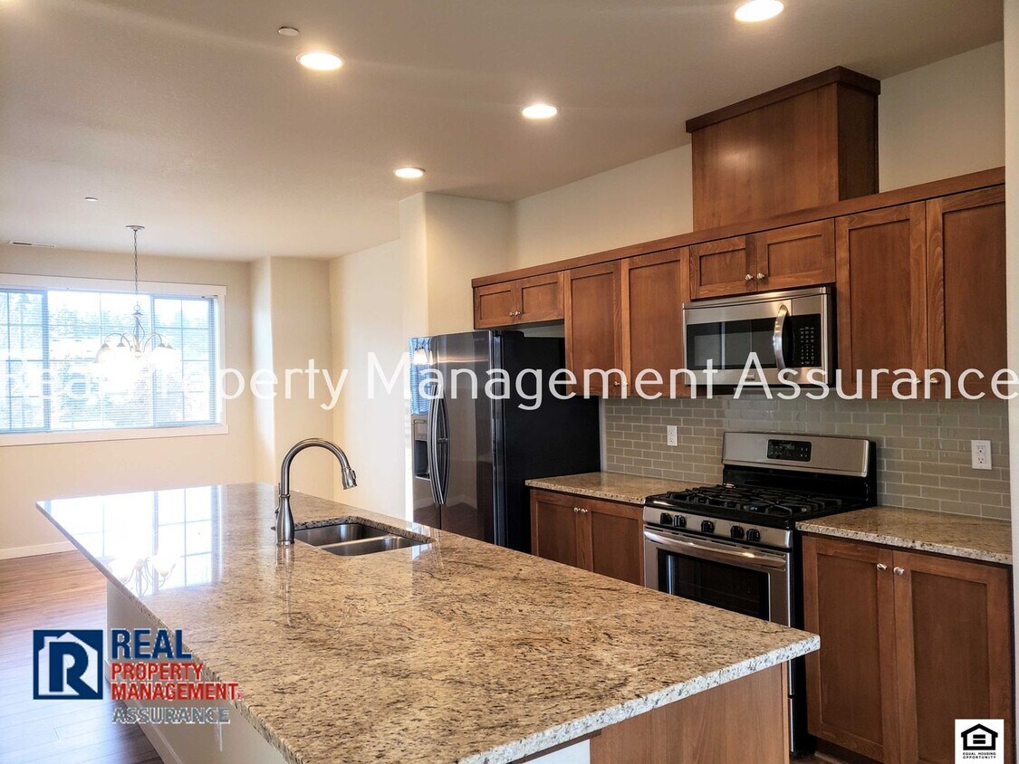 PRICE REDUCED BY 1200/YR Luxurious 3BR/... House Rental in